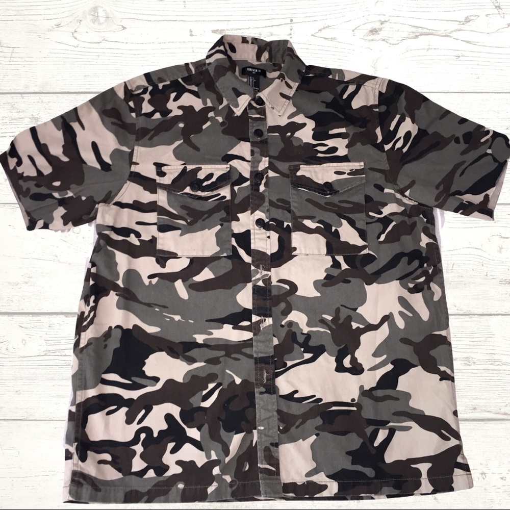 MEN’S FOREVER 21 SHORT SLEEVE CAMOUFLAGE SHIRT